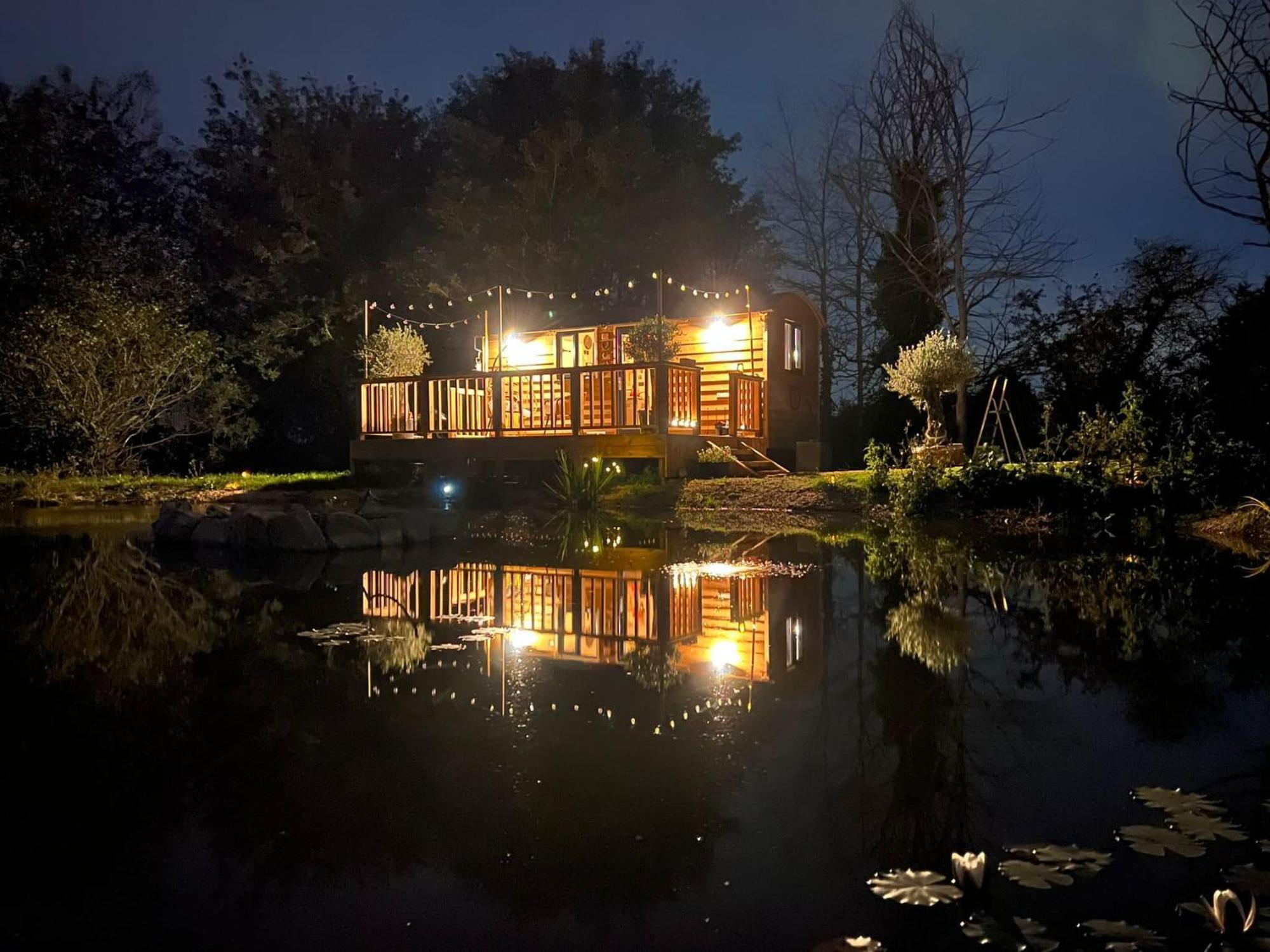Shedfield Rusty Duck Retreat Shepherds Hut מראה חיצוני תמונה